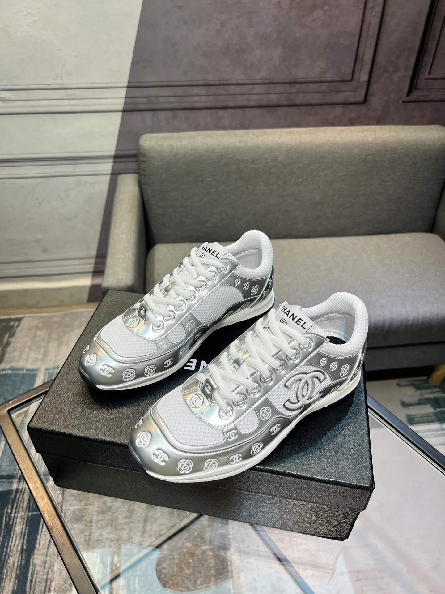 Men's men's shoes 💰640 Exclusive real shot (top version) CHANEL Chanel 2025ss color matching thick-soled casual sports shoes and sneakers. The counter is synchronized. The counter is very popular. A shoe that is very difficult to buy. The most popular thick-soled panda shoes on the Internet. It can be imagined that Xiaoxiang control can't miss it. It has both good looks and comfort. Simple and versatile white shoes. The thick sole increases the height and is super versatile. Close your eyes and wear it. Whoever wears it will look better. Upper: calfskin Lining: imported sheepskin lining Outsole: TPU original outsole Size: 35-44 (customized for women 41 and 40, and 45 for men)